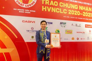 Giám đốc Nguyễn Bá Toàn nhận Chứng nhận HVNCLC