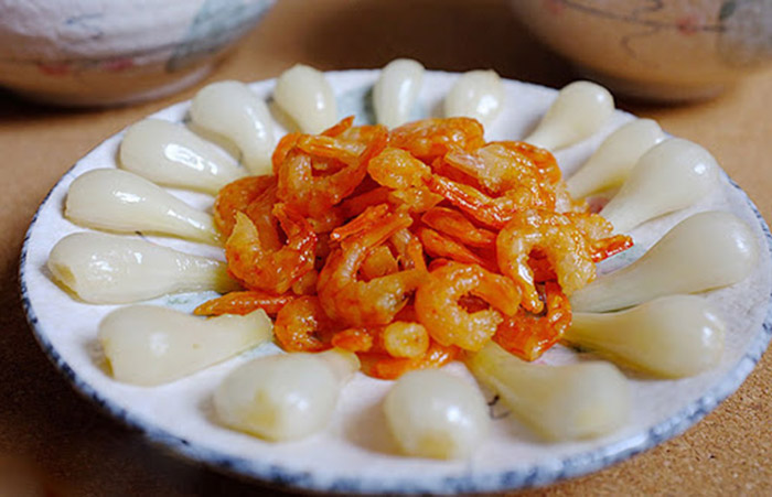 Tôm thô củ kiệu - thức ăn truyền thống lâu đời của những người Việt